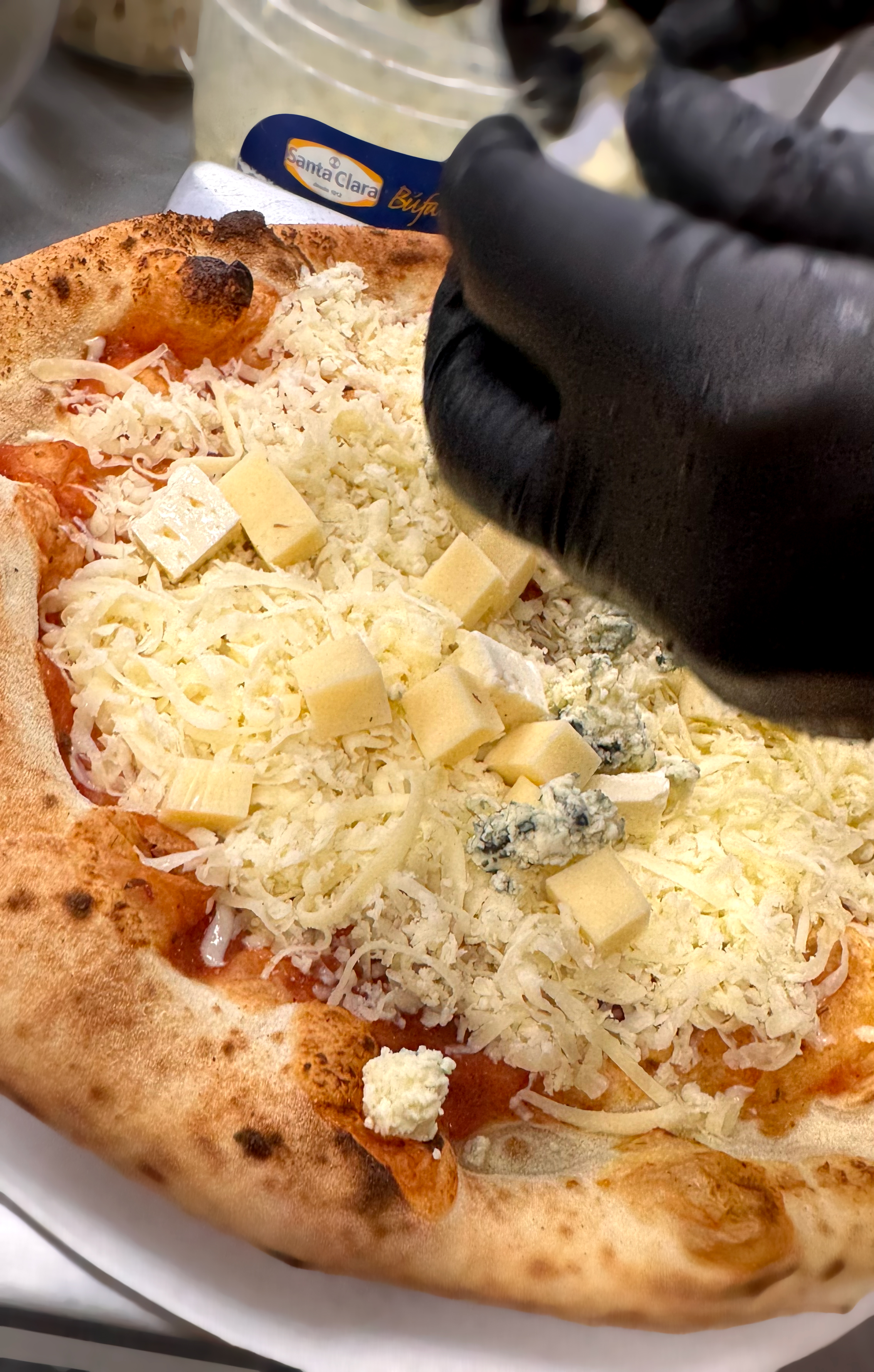Close-up de pizza congelada Dafra com ingredientes premium e queijo gorgonzola